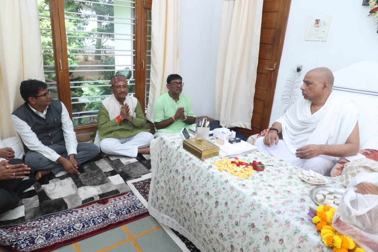 मुख्यमंत्री श्री विष्णु देव साय गुरु पूर्णिमा के अवसर पर रायगढ़ जिले के ग्राम बनोरा स्थित अघोर गुरु पीठ में गुरु दर्शन के लिए पहुंचे